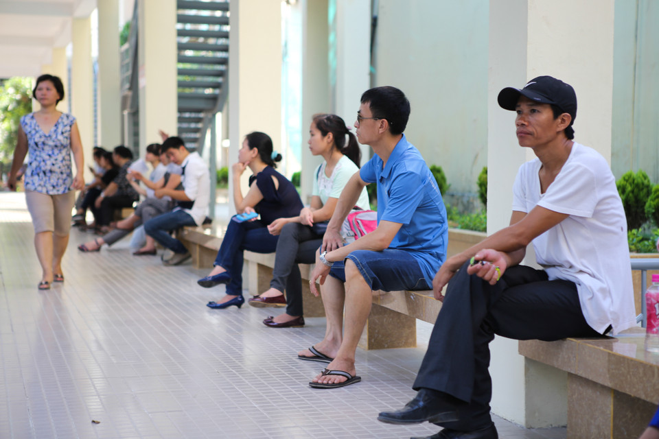 Chung tâm lý với cô Lan Anh, nhiều phụ huynh cũng hồi hộp khi biết năm nay các con em mình không thể học ‘tủ’ vì kiến thức dàn trải, không khoanh vùng được trọng tâm ôn tập. (Ảnh: Minh Sơn/Vietnam+)