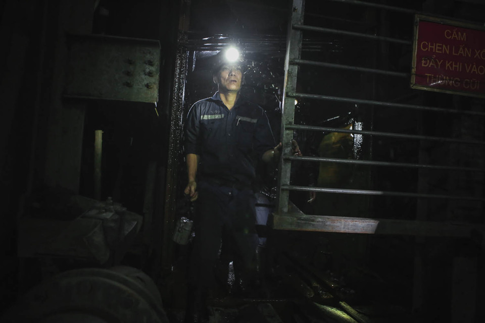 Một lượng nước khổng lồ lên đến 36.000 mét khối đang được hút ra, công tác khắc phục đang được khẩn trương tiến hành. (Ảnh: Minh Sơn/Vietnam+)