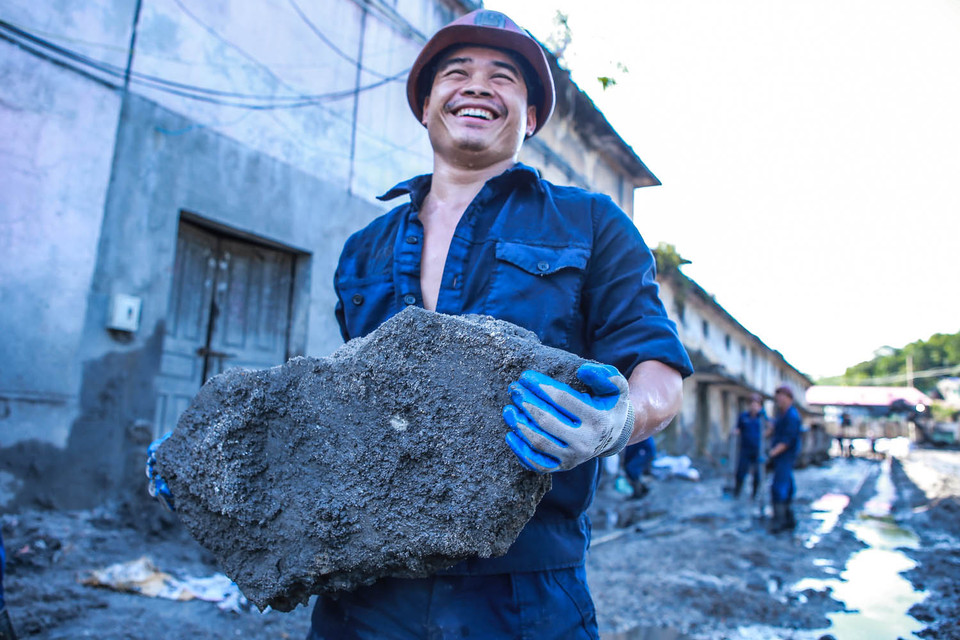 Bùn than đóng dày thành từng tảng, có lẽ phải rất lâu nữa các công nhân mới ổn định được công việc. (Ảnh: Minh Sơn/Vietnam+)