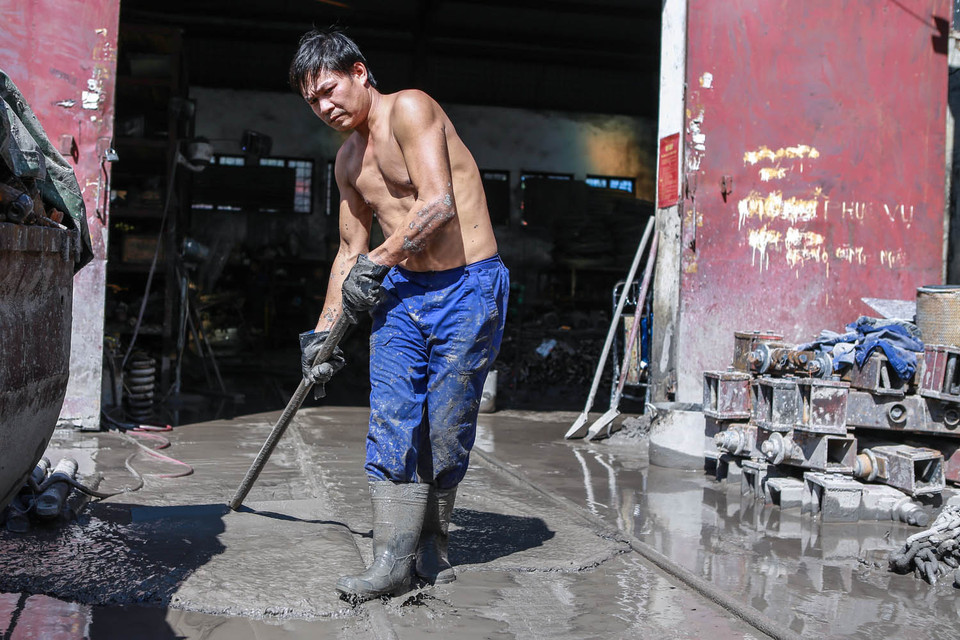 Kho vật tư của công ty than Mông Dương bị thiệt hại rất nặng. (Ảnh: Minh Sơn/Vietnam+)