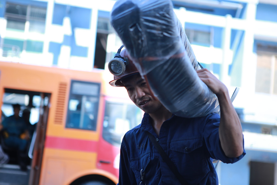 Tại khu vực giếng than có độ sâu 97 - 250 mét, công ty đã cử một đội công nhân chuyên dọn dẹp bùn, nước thải trong hầm lò sau tàn tích của cơn lũ bùn. (Ảnh: Minh Sơn/Vietnam+)