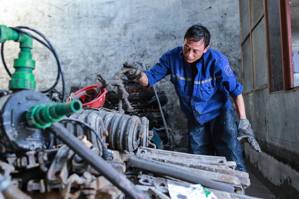 Vớt vát những gì còn sót lại. (Ảnh: Minh Sơn/Vietnam+)