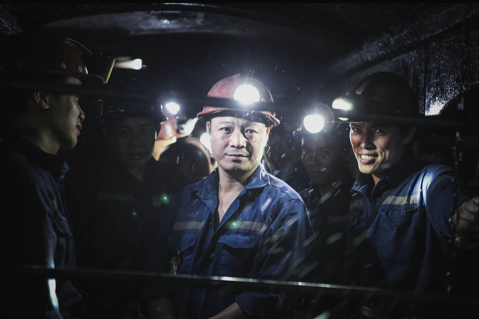 Hiện tại, hai công việc chính của các công nhân là thu dọn, nạo vét bùn đất tại mặt bằng và lắp đặt các thiết bị để bơm nước từ dưới hầm lò lên. (Ảnh: Minh Sơn/Vietnam+)