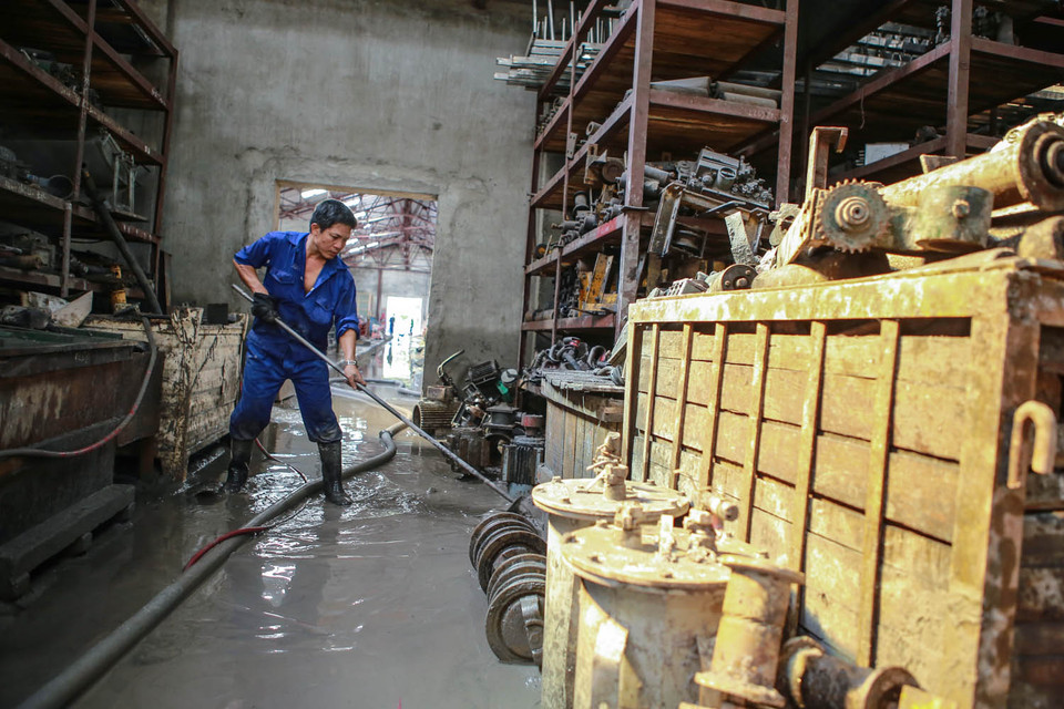 Bùn đóng dày cả mét khiến cho hàng ngàn trang thiết bị chìm dưới nước, bị hư hỏng nặng. (Ảnh: Minh Sơn/Vietnam+)