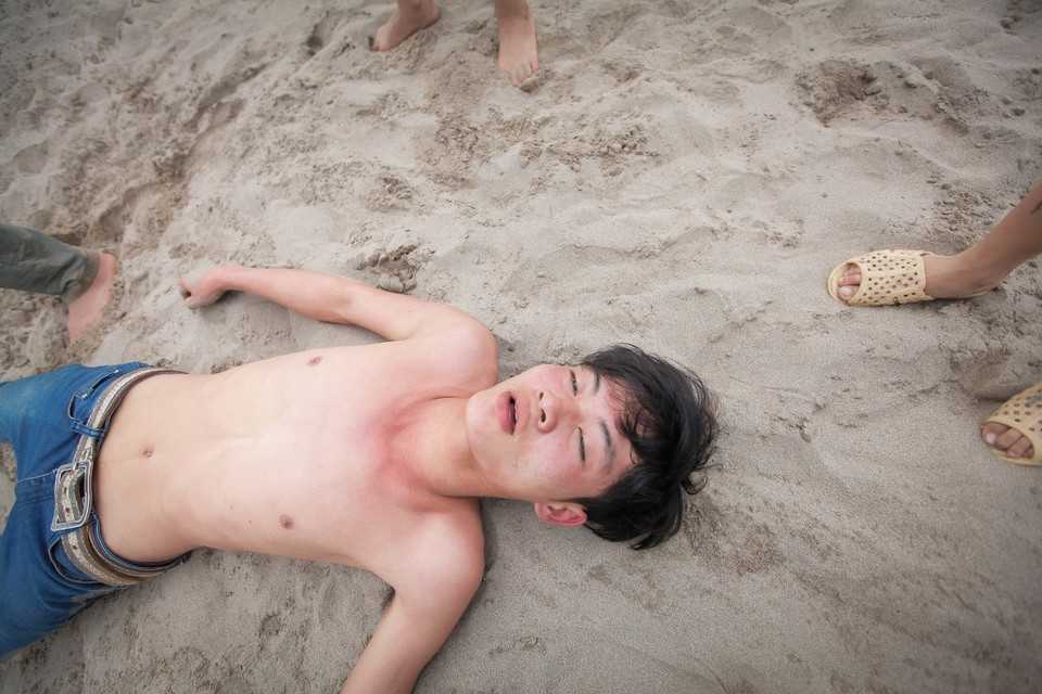 Một số thanh niên đã ngất lịm khi gắng sức tranh cướp. (Ảnh: Thành Nguyễn/Vietnam+)