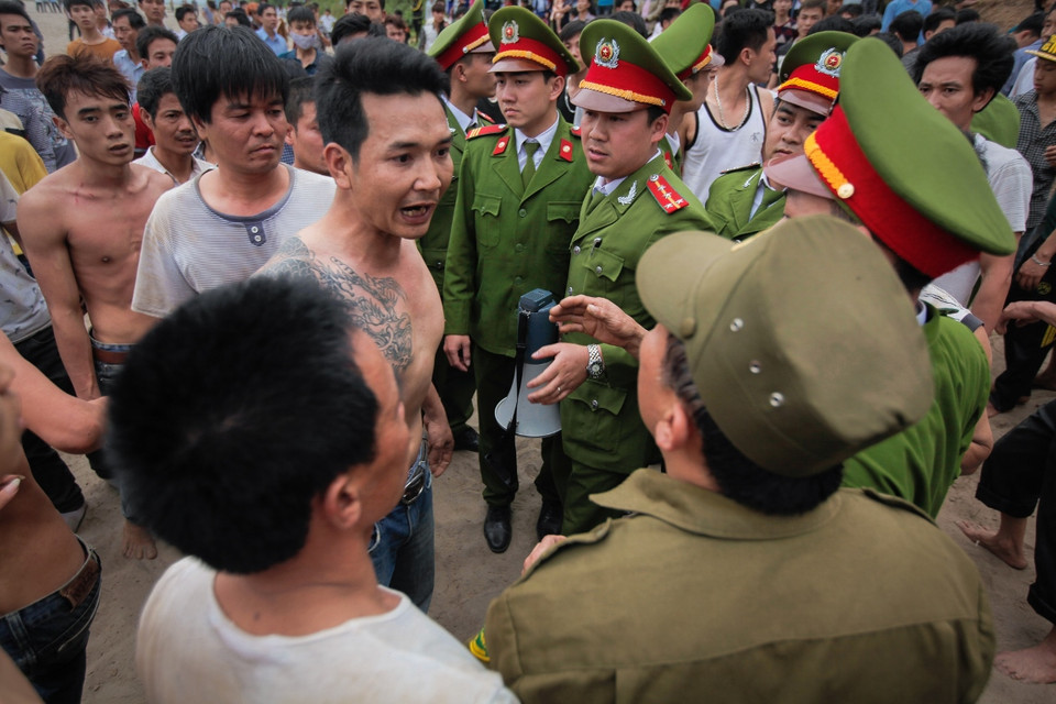 Quá quyết liệt khi tranh cướp. nhiều thanh niên đã có xô xát với lực lượng chức năng. (Ảnh: Thành Nguyễn/Vietnam+)