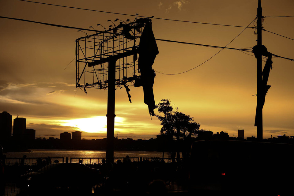 Biển quảng cáo bị xé rách tiêu điều. (Ảnh: Minh Sơn/Vietnam+)