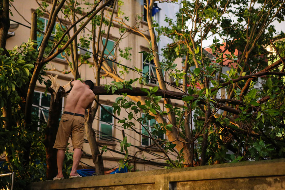 Khắc phục hậu quả do cơn dông lốc để lại. (Ảnh: Minh Sơn/Vietnam+)