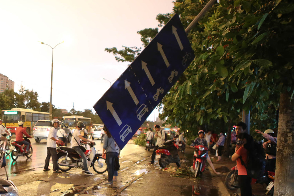 Tấm biển phân làn đường vững chắc bị bẻ cong dễ dàng. (Ảnh: Minh Sơn/Vietnam+)