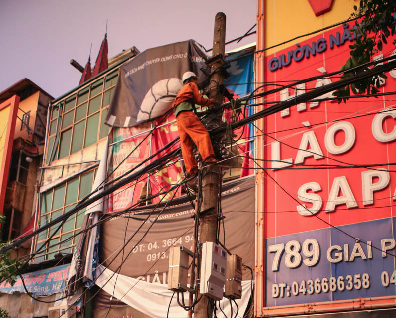 Nhân viên công ty Điện lực cố gắng nối lại hệ thống điện đã bị đánh sập hoàn toàn. (Ảnh: Minh Sơn/Vietnam+)/span&gt;