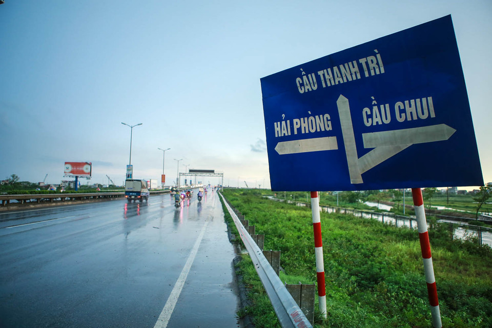 Tấm biển chỉ đường trên cầu Thanh Trì bị bẻ cong lại. (Ảnh: Minh Sơn/Vietnam+)