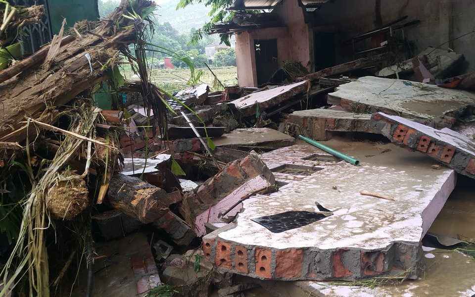 Nước lũ làm sập đổ nhà dân tại xã Đồng Tuyển (TP Lào Cai). (Ảnh: Lục Thu Hương/TTXVN)