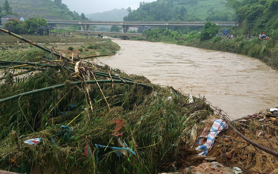 Nước lên cao tại Ngòi Đum chảy qua xã Đồng Tuyên (TP Lào Cai). (Ảnh: Lục Thu Hương/TTXVN)