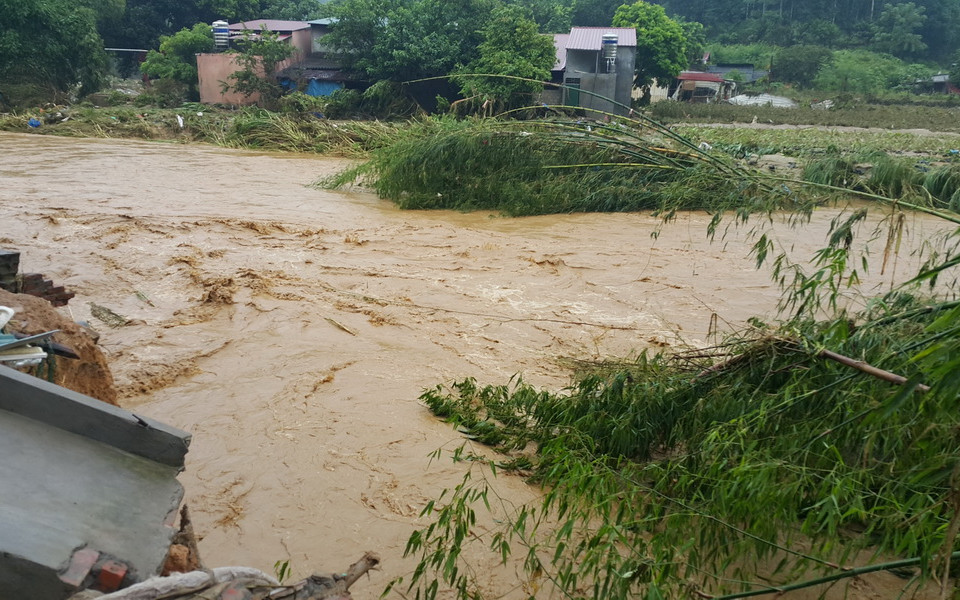 Nước lên cao tại Ngòi Đum chảy qua xã Đồng Tuyên (TP Lào Cai). (Ảnh: Lục Thu Hương/TTXVN)