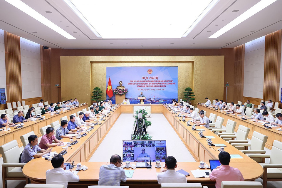 Chiều 7/10/2023, Thủ tướng Phạm Minh Chính chủ trì Hội nghị trực tuyến đến 28 tỉnh, thành phố Trung ương ven biển về thúc đẩy các giải pháp chống khai thác hải sản bất hợp pháp, không báo cáo và không theo quy định (IUU) và chuẩn bị đón và làm việc với Đoàn thanh tra của Ủy ban châu Âu (EC) lần thứ 4. (Ảnh: Dương Giang/TTXVN)