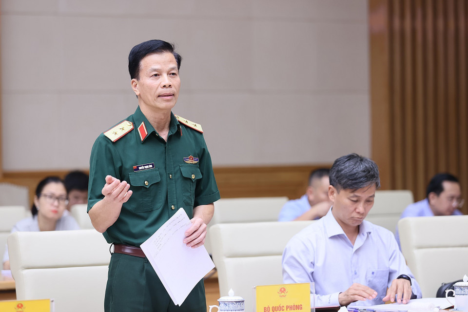 Trung tướng Nguyễn Trọng Bình, Phó Tổng tham mưu trưởng Quân đội Nhân dân Việt Nam báo kết quả thực hiện ngăn chặn, xử lý tàu cá vi phạm khai thác hải sản bất hợp pháp. (Ảnh: Dương Giang/TTXVN)