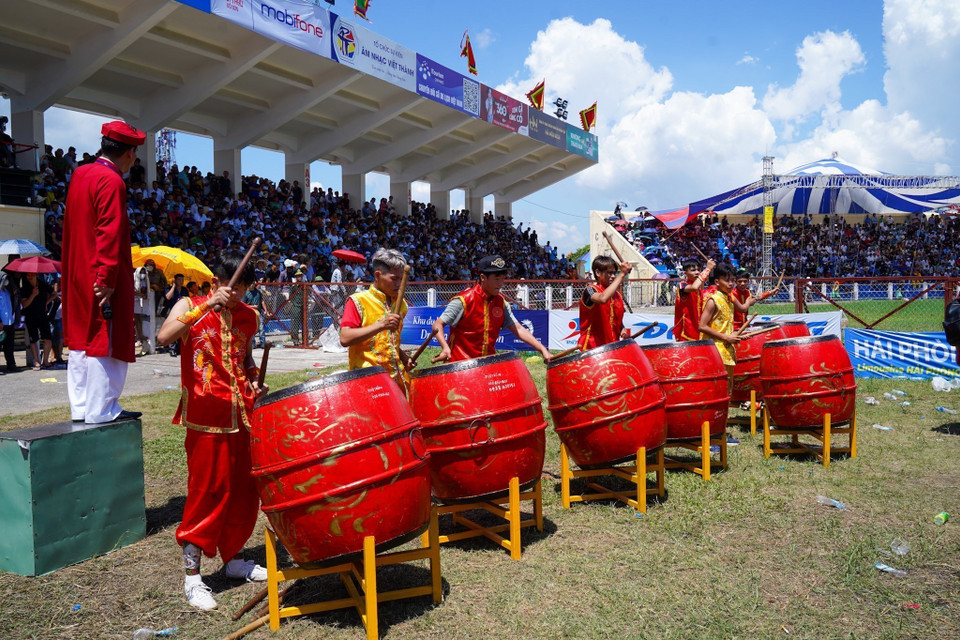 Đánh trống khai mạc Lễ hội Chọi Trâu Đồ Sơn năm 2023. (Ảnh: TTXVN phát)