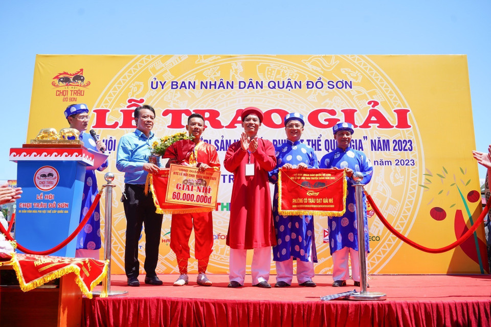 Trao giải cho Đội Vô địch tại Lễ hội Chọi Trâu Đồ Sơn năm 2023. (Ảnh: TTXVN phát)