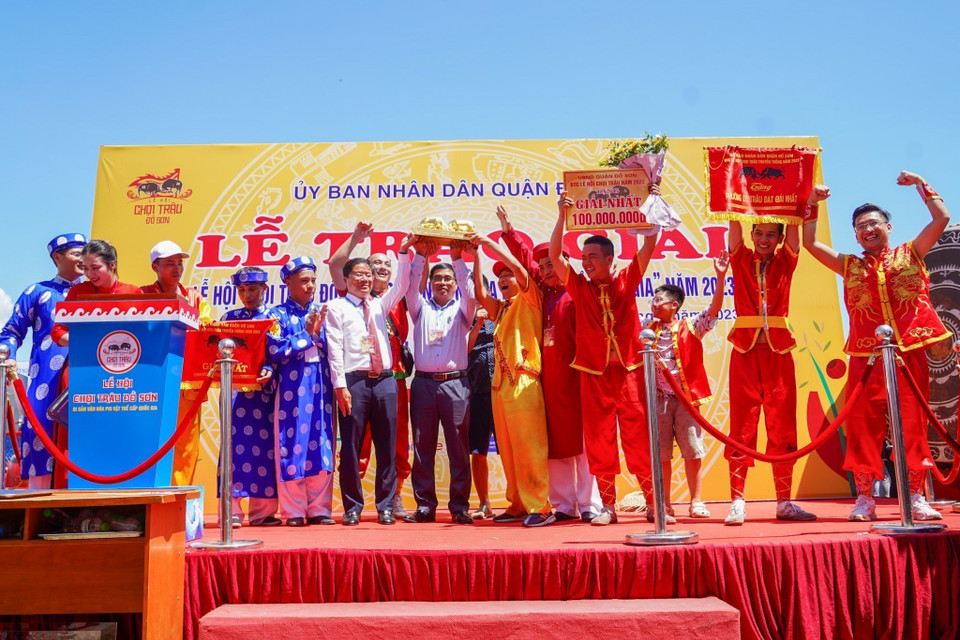 Trâu số 03 của ông Lưu Đình Nam (phường Vạn Hương) giành giải Nhất với tiền thưởng 100 triệu đồng. (Ảnh: TTXVN phát)