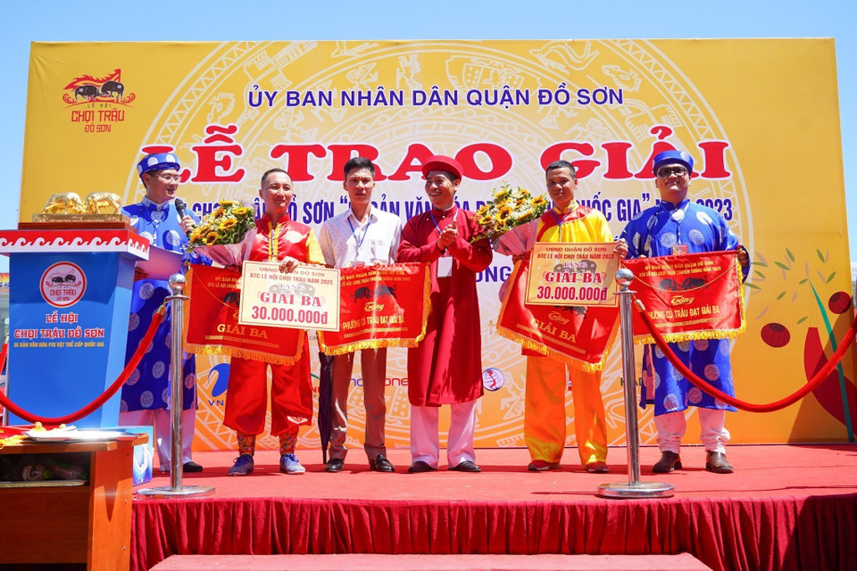 Trao giải cho các đội đứng thứ Hai và thứ Ba. (Ảnh: TTXVN phát)