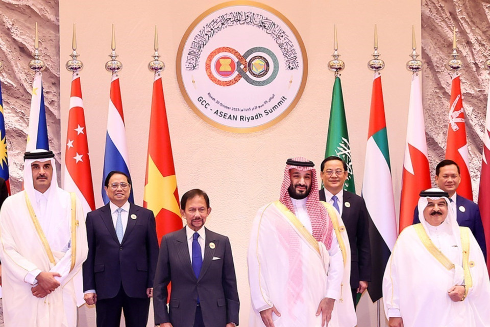 Thủ tướng, Thái tử Saudi Arabia Mohammad bin Salman đón Thủ tướng Phạm Minh Chính và các trưởng đoàn. (Ảnh: Dương Giang/TTXVN)