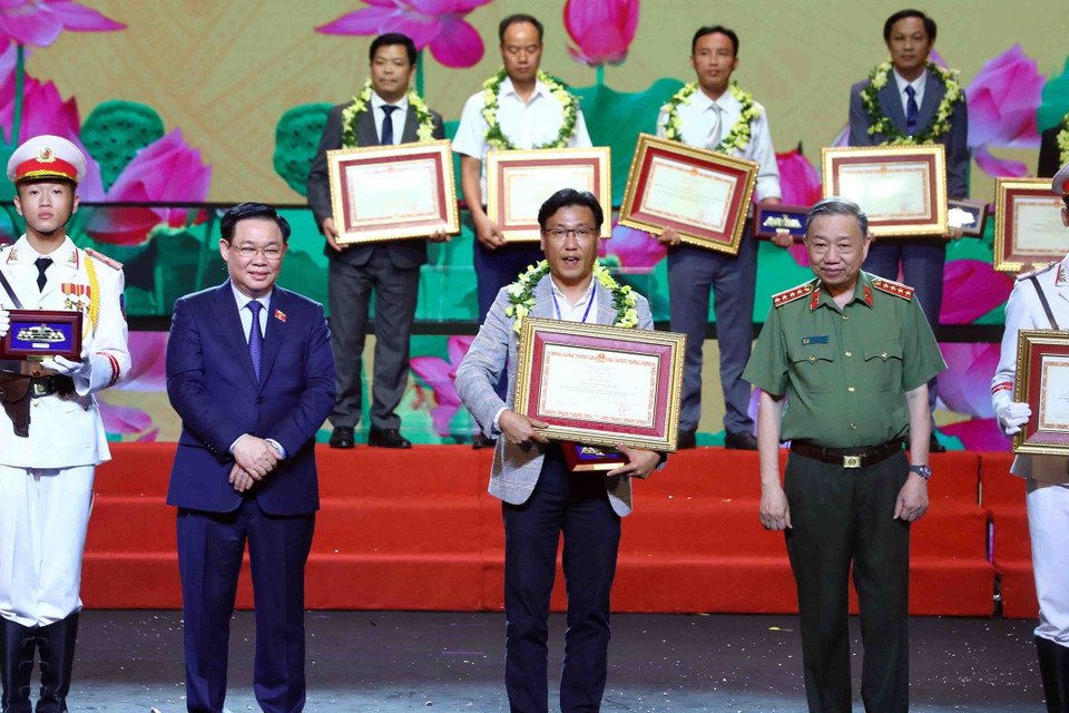 Chủ tịch Quốc hội Vương Đình Huệ và Đại tướng Tô Lâm, Bộ trưởng Bộ Công an tuyên dương các điển hình trong phong trào phòng cháy, chữa cháy và cứu nạn, cứu hộ. (Ảnh: Phạm Kiên/TTXVN)