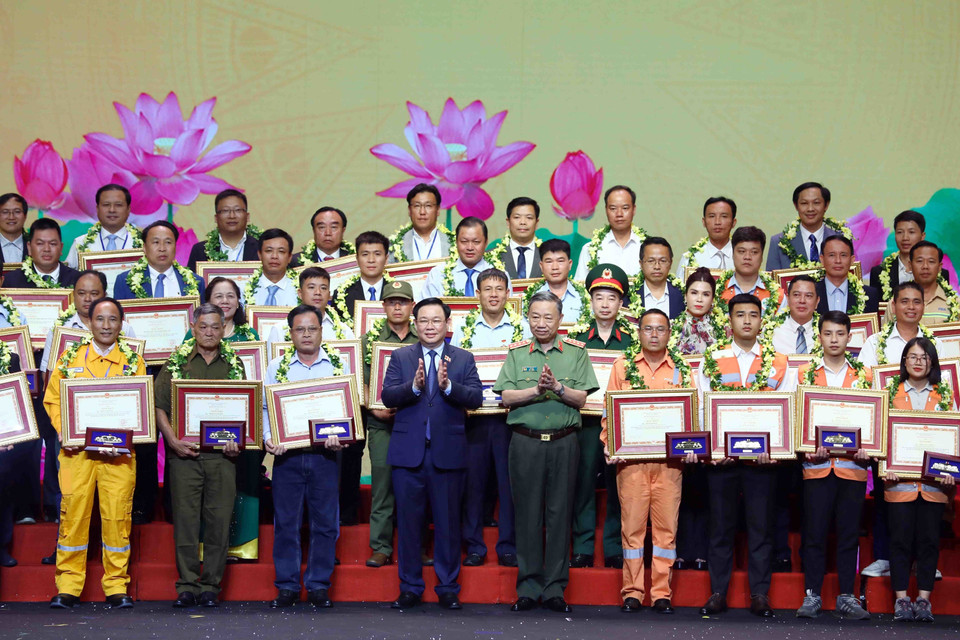 Chủ tịch Quốc hội Vương Đình Huệ và Đại tướng Tô Lâm, Bộ trưởng Bộ Công an tuyên dương các điển hình trong phong trào phòng cháy, chữa cháy và cứu nạn, cứu hộ. (Ảnh: Phạm Kiên/TTXVN)