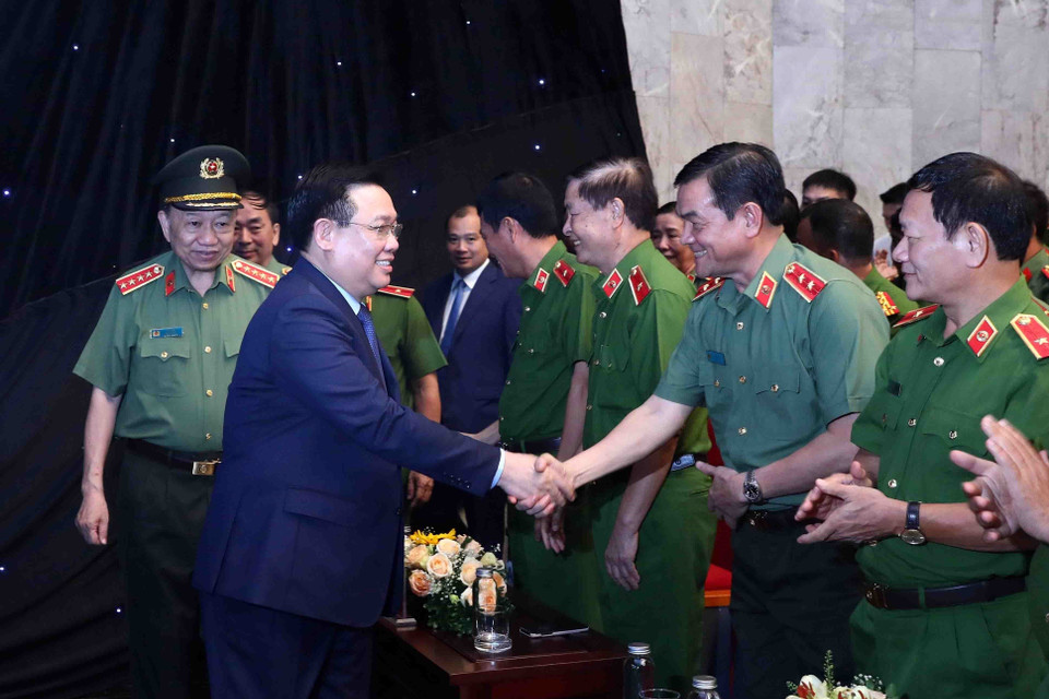 Chủ tịch Quốc hội Vương Đình Huệ với các đại biểu. (Ảnh: Phạm Kiên/TTXVN)