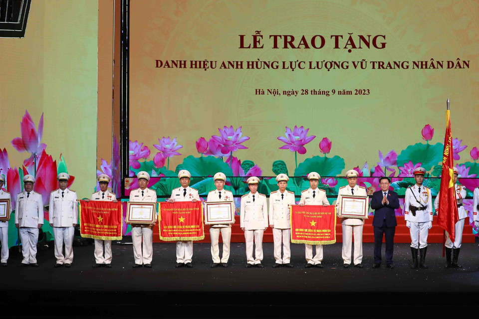 Chủ tịch Quốc hội Vương Đình Huệ trao tặng danh hiệu Anh hùng Lực lượng Vũ trang Nhân dân cho 3 tập thể và 1 cá nhân về công tác phòng cháy, chữa cháy và cứu nạn, cứu hộ. (Ảnh: Phạm Kiên/TTXVN)