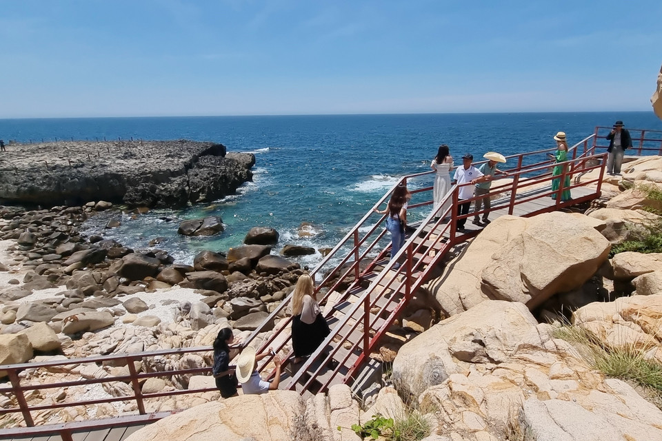 Du khách tham quan Hang Rái ở Vườn Quốc gia Núi Chúa (Ninh Thuận). (Ảnh: Nguyễn Thành/TTXVN)