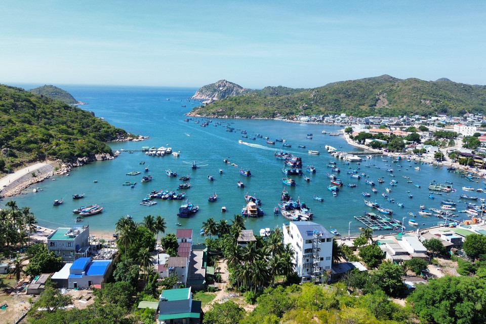 Danh thắng Vịnh Vĩnh Hy nằm trong Khu Dự trữ Sinh quyển Thế giới Núi Chúa. (Ảnh: Nguyễn Thành/TTXVN)