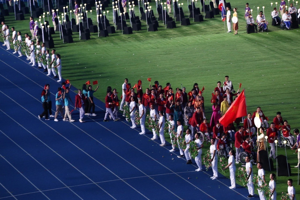 Đoàn Vận động viên Người Khuyết tật Việt Nam diễu hành tại lễ khai mạc. (Ảnh: Huỳnh Thảo/TTXVN)