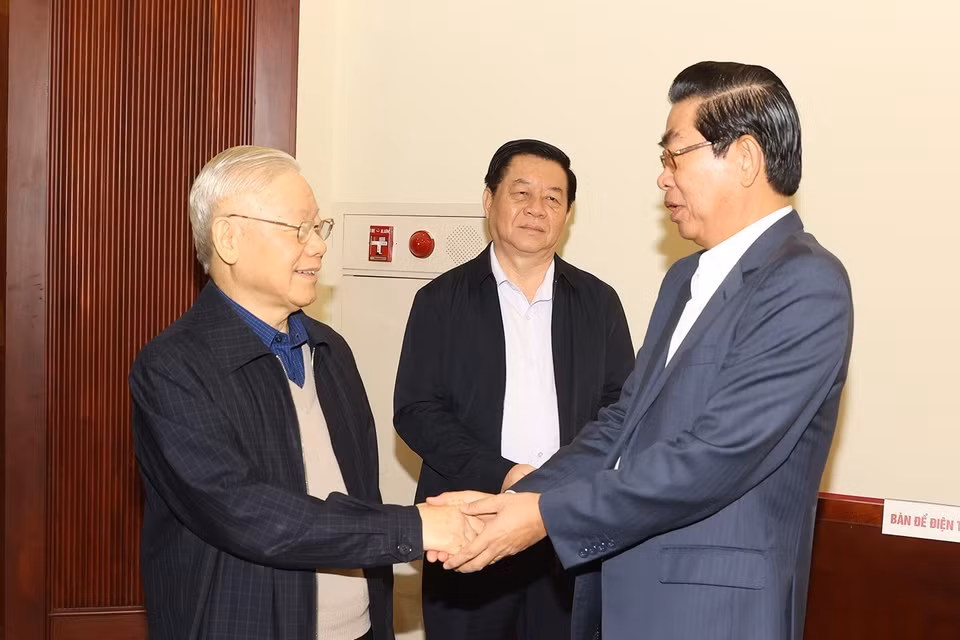 Tổng Bí thư Nguyễn Phú Trọng với các thành viên Ban Chỉ đạo dự phiên họp. (Ảnh: Trí Dũng/TTXVN)