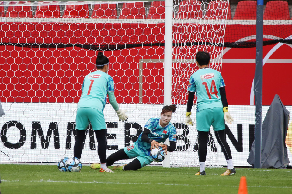 Các thủ môn được tập riêng trước trận đấu với tuyển Đức. (Ảnh: Mạnh Hùng/TTXVN)