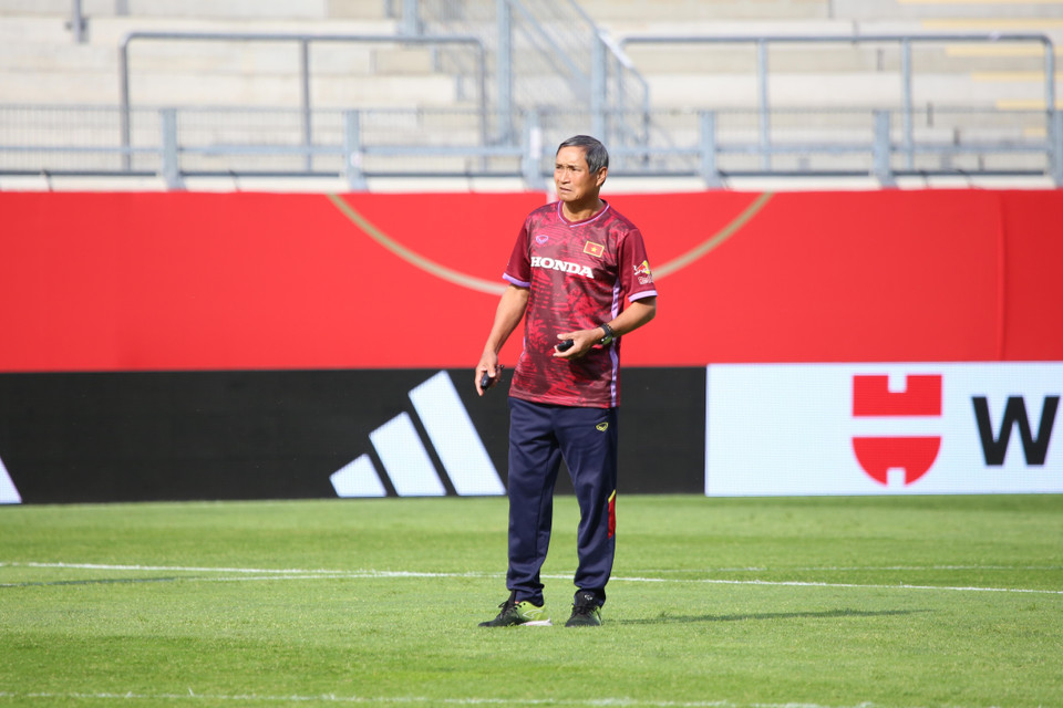 HLV Mai Đức Chung chỉ đạo các cầu thủ tập luyện trước trận đấu với tuyển Đức. (Ảnh: Mạnh Hùng/TTXVN)