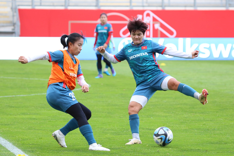 Các cầu thủ tập luyện, làm quen với sân cỏ trước trận đấu với tuyển Đức. (Ảnh: Mạnh Hùng/TTXVN)