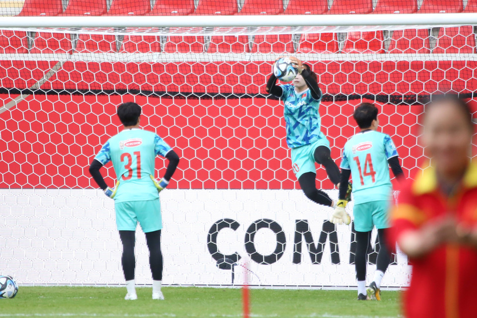 Các thủ môn được tập riêng trước trận đấu với tuyển Đức. (Ảnh: Mạnh Hùng/TTXVN)