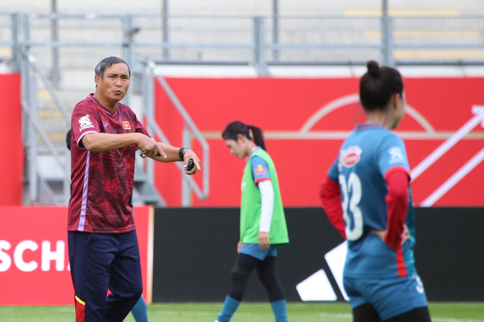 Huấn luyện viên Mai Đức Chung chỉ đạo các cầu thủ tập luyện trước trận đấu với tuyển Đức. (Ảnh: Mạnh Hùng/TTXVN)