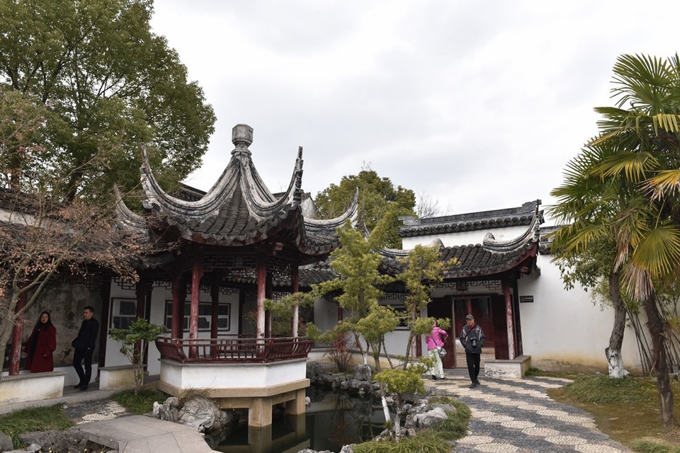 Du khách tham quan khuôn viên bên trong một ngôi nhà cổ ở Đãng Khẩu. (Ảnh: Tiến Trung-Thành Dương/Vietnam+)