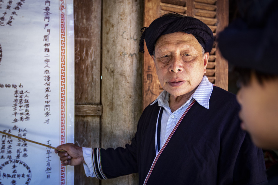 Ông Lý Văn Hềnh, xã Cao Sơn (Đà Bắc) mở các lớp học miễn phí truyền dạy cho bà con biết đọc, viết chữ Nôm-Dao cổ. (Ảnh: Trọng Đạt/TTXVN)