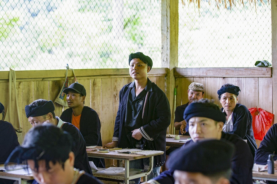 Học viên tại lớp học chữ Nôm-Dao của ông Lý Văn Hềnh. (Ảnh: Trọng Đạt/TTXVN)