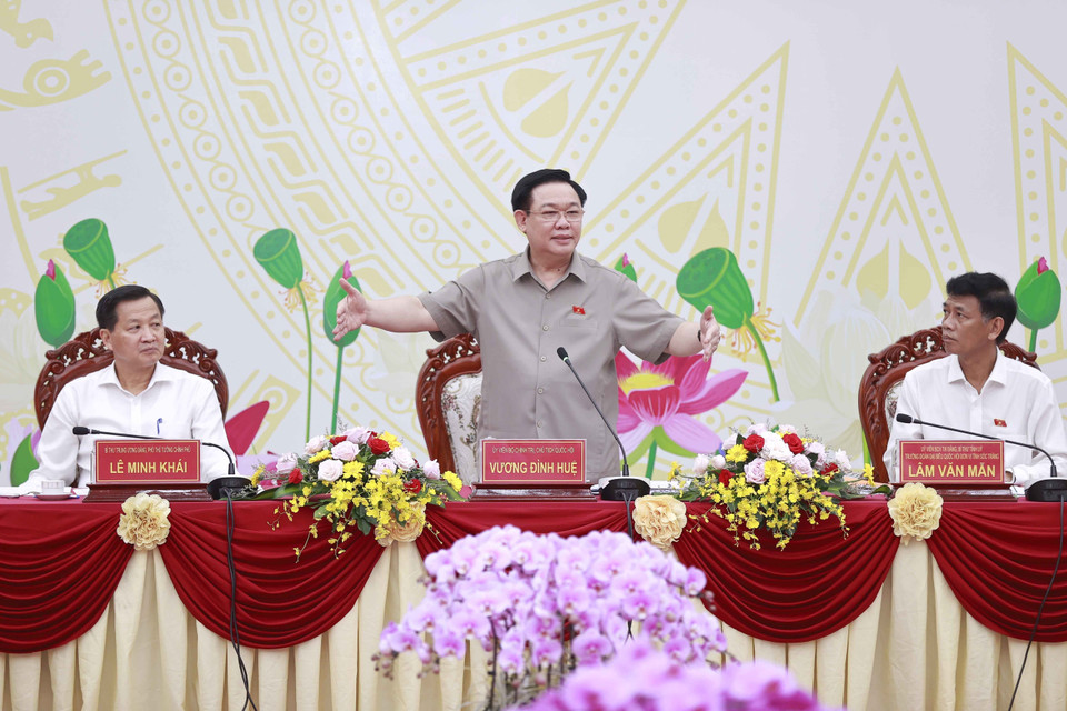 Tiếp theo chương trình, Chủ tịch Quốc hội Vương Đình Huệ và đoàn công tác Trung ương làm việc với Ban Thường vụ Tỉnh uỷ Sóc Trăng về tình hình thực hiện nhiệm vụ chính trị 9 tháng năm 2023. (Ảnh: Doãn Tấn/TTXVN)