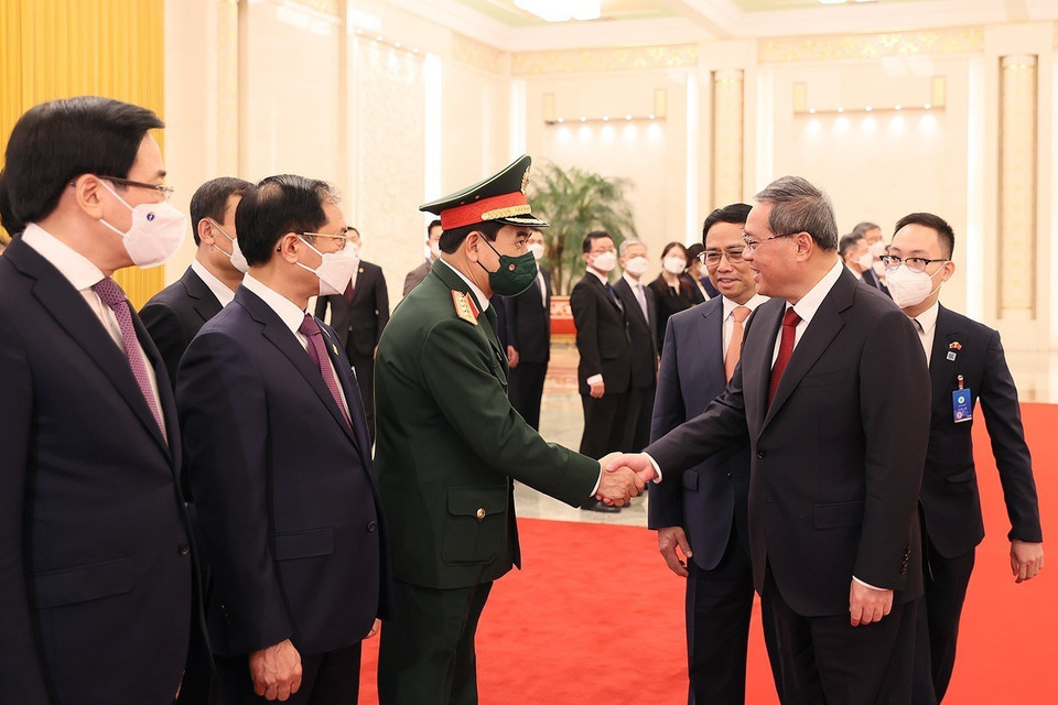 Thủ tướng Phạm Minh Chính giới thiệu các thành viên Đoàn đại biểu Việt Nam với Thủ tướng Trung Quốc Lý Cường. (Ảnh: Dương Giang/TTXVN)