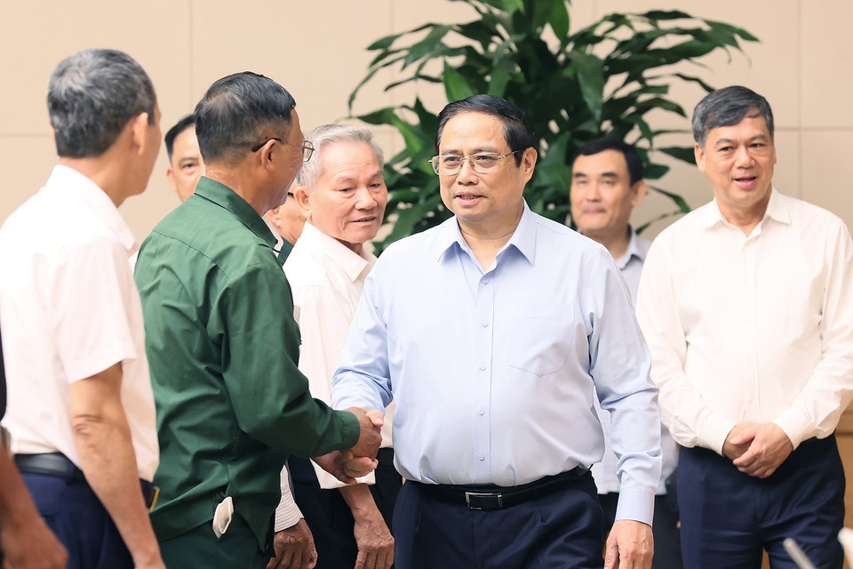 Thủ tướng Phạm Minh Chính hỏi thăm những người có công tiêu biểu tỉnh Nam Định. (Ảnh: Dương Giang/TTXVN)