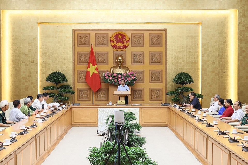 Thủ tướng Phạm Minh Chính gặp Đoàn Đại biểu Người có công Tiêu biểu tỉnh Nam Định. (Ảnh: Dương Giang/TTXVN)