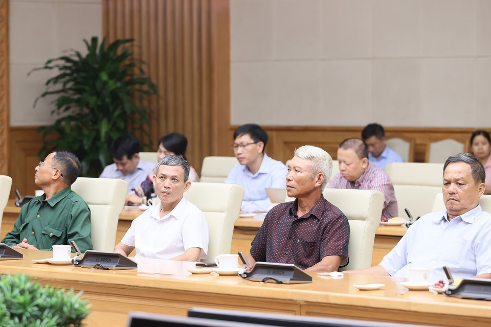 Thủ tướng Phạm Minh Chính phát biểu, nói chuyện với người có công tiêu biểu tỉnh Nam Định. (Ảnh: Dương Giang/TTXVN)