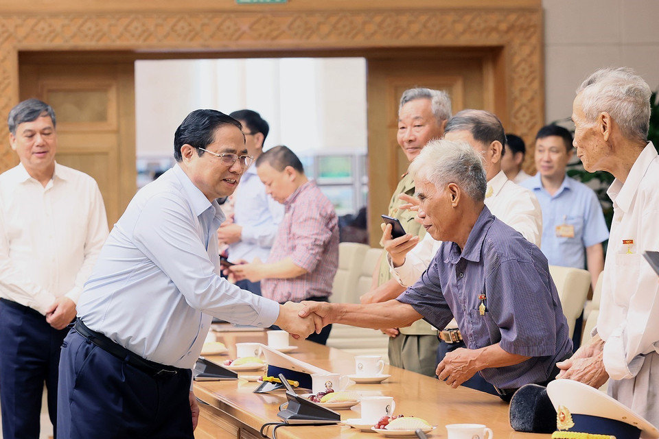 Nhân kỷ niệm 76 năm ngày Thương binh-Liệt sỹ (27/7/1947-27/7/2023), sáng 6/7/2023, tại Hà Nội, Thủ tướng Phạm Minh Chính gặp Đoàn Đại biểu Người có công Tiêu biểu tỉnh Nam Định. (Ảnh: Dương Giang/TTXVN)