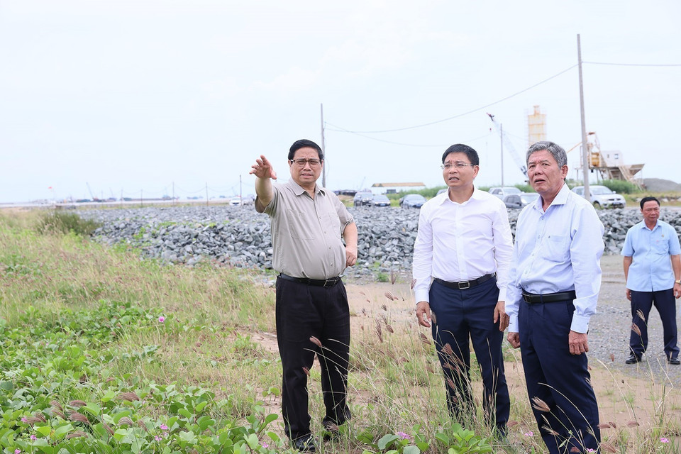 Thủ tướng Phạm Minh Chính khảo sát Khu Kinh tế Định An. (Ảnh: Dương Giang/TTXVN)