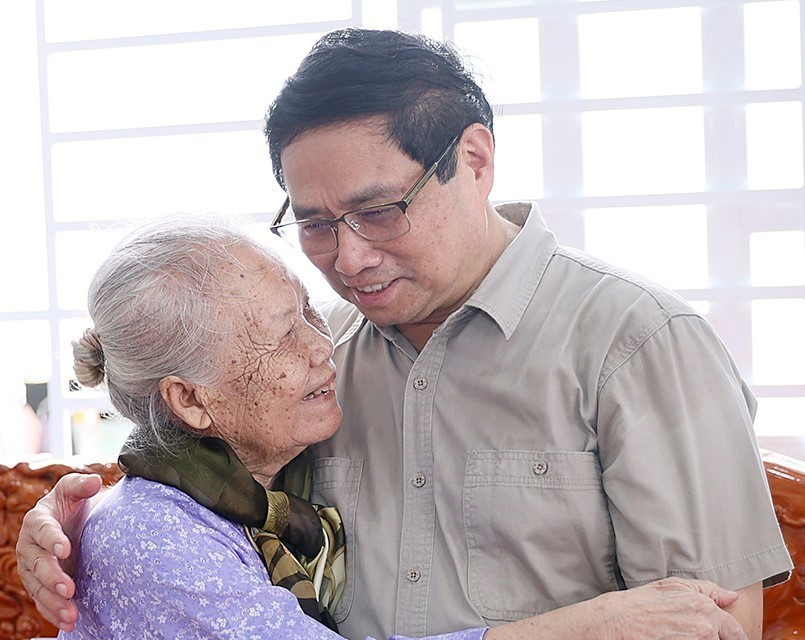 Thủ tướng Phạm Minh Chính thăm Mẹ Việt Nam Anh hùng Trần Thị Nhựt. (Ảnh: Dương Giang/TTXVN)