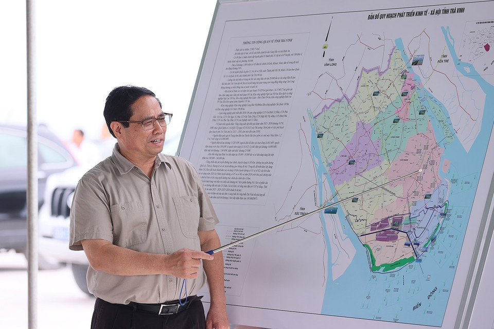 Thủ tướng Phạm Minh Chính khảo sát Khu Kinh tế Định An. (Ảnh: Dương Giang/TTXVN)